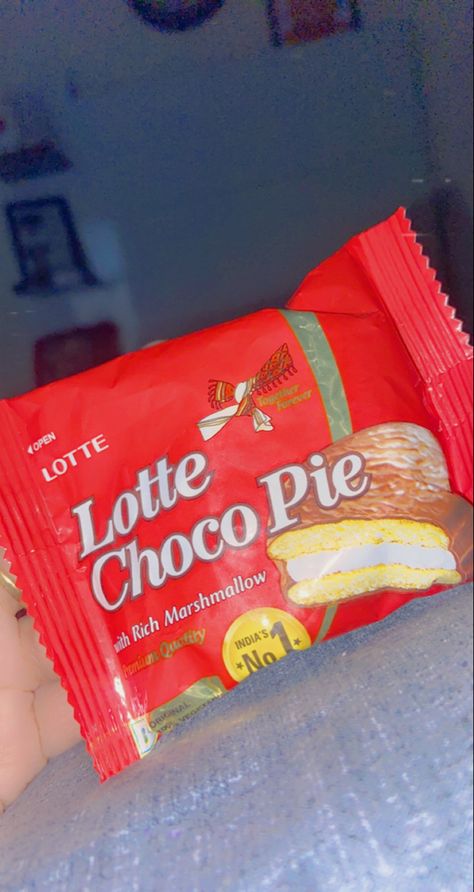 Choco Pie Aesthetic, Lotte Choco Pie, Pie Aesthetic, Choco Pie, Homemade Hot Cocoa, Chocolate Girls, Junk Food Snacks, Chocolate Pies, Snap Food