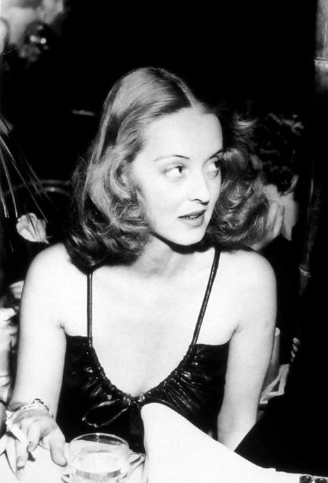 Bette Davis, 1939 Adrienne Ames, Klasik Hollywood, Gray Gardens, Hollywood Aesthetic, Katharine Ross, Bette Davis Eyes, Betty Davis, People Pictures, Olivia De Havilland