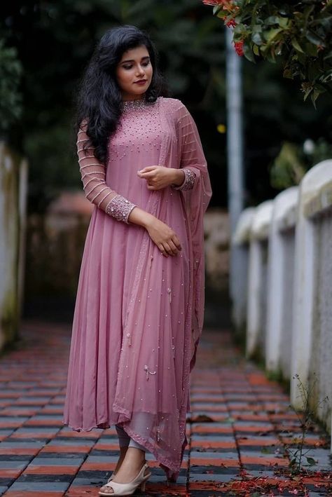 Salwar Gown Designs, Churidar Party Wear Wedding, Wedding Party Wear Dresses For Women, Wedding Churidar Party Wear, Chudidars Designs Party Wear, Indian Function Dresses For Women, Kurtis For Wedding Function, Function Wear Churidar, Wedding Churidar Designs Ideas