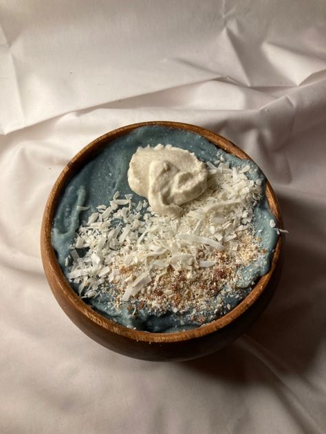 Blue Smoothie Bowl Aesthetic, Blue Smoothie Bowl, Coconut Dates, Blue Smoothie, Smoothie Banana, Smoothie Bowl Recipe, Smoothie Bowls, Coconut Yogurt, Bowl Recipe