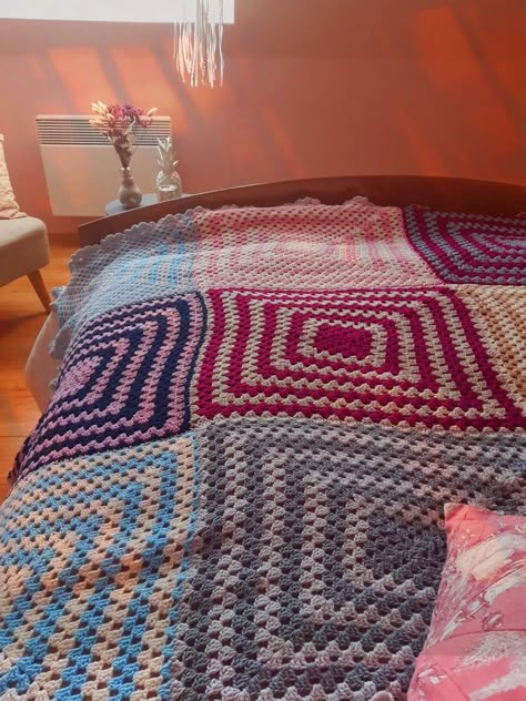 "Crochet Blanket Ideas: Beautiful and Easy Patterns" Usefull Crochet Projects, Multicolor Crochet Blanket, Crochet Blanket Aesthetic, Blanket Ideas Crochet, Patchwork Crochet Blanket, Aesthetic Crochet Blanket, Crochet Patchwork Blanket, Unique Crochet Blanket, Crochet Blanket Ideas