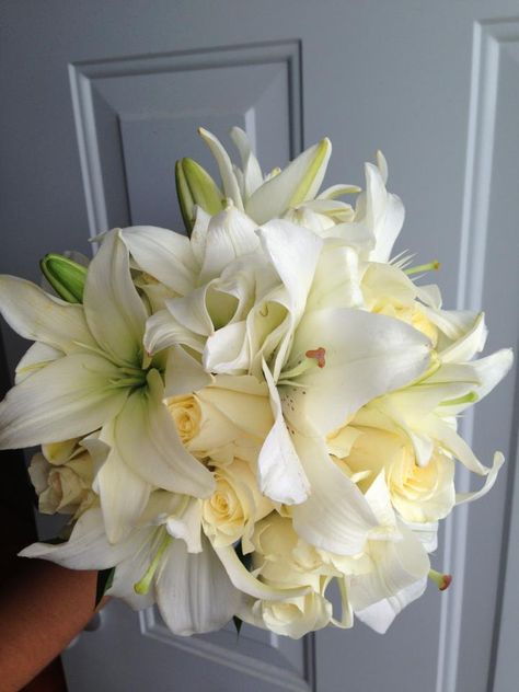 Wedding Cake With Lilies, Bucket Wedding, Wedding Bucket, Big Wedding Cakes, Riviera Maya Weddings, Beach Wedding Flowers, Lily Bouquet, Lily Rose, Resort Wedding