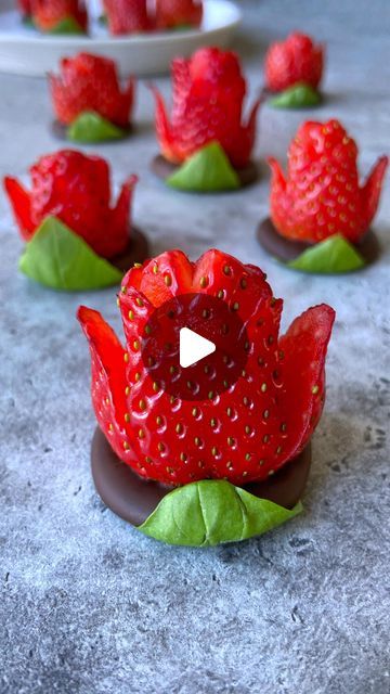 Sine Siemkowicz on Instagram: "CHOCOLATE STRAWBERRY ROSES 🍫🌹 You can eat these as they are, or try dipping them in whipped cream or top onto ice cream or cakes. Hope you like them. Instructions: 1. Cut four petals along the outside of the strawberry, making sure to also take your cut a bit further into the underside of the berry. 2. Trim four smaller petals between the previous ones. 3. Finally cut a v shape in the middle section. 4. Fan the petals out as much as possible. 5. Make blobs of melted dark or milk chocolate. 6. Place the strawberry rose on top. 7. Allow to set. #shareyourtable #beautifulcuisines #buzzfeedfood #dessertideas #strawberries" Strawberry Garnish, Strawberry Heart, Strawberry Rose, Cut Strawberries, Painting The Roses Red, Strawberry Roses, Strawberry Mousse, Strawberry Hearts, Amazing Food Decoration