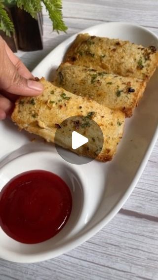 Pocket Pizza Recipe, Pizza Pocket, Paneer Pizza, Pizza Pockets, Paneer Recipes, Interesting Food, Garlic Bread, Interesting Food Recipes, Cheese Pizza