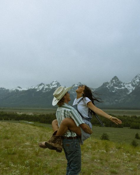 Field Engagement Shoot, Girlfriend Pic, Recreate Pictures, Country Photoshoot, Country Couple Pictures, Aesthetic Playlist, Horse Pics, Cowboy Aesthetic, Country Couples