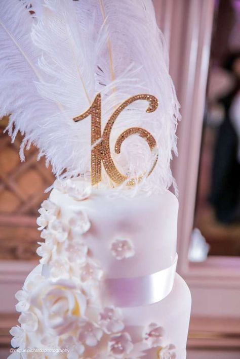 Roaring 20s Sweet 16 Party, 1920s Sweet 16, Great Gatsby Sweet 16, Sweet 16 Birthday Party Ideas, Gatsby Sweet 16, 16 Birthday Party Ideas, Red Carpet Sweet 16, Great Gatsby Themed Party, Sweet 16 Photos