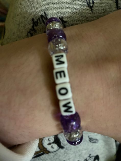 Word Ideas For Bracelets, Alt Beaded Bracelets, Matching Kandi Bracelets For Couples, Emo Bracelet Ideas, Cute Emo Bracelets, Bracelet Ideas Kandi, Emo Scene Bracelet, Bead Bracelet Words Ideas Edgy, Gir Bracelet Kandi