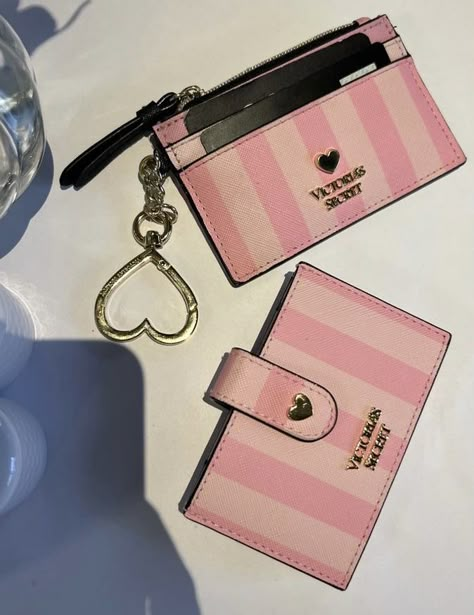 Car Keychain Ideas, Bling Bags, Purse Essentials, Cute Handbags, Pink Girly Things, Girly Accessories, Birthday Wishlist, Pretty Bags, Cool Inventions