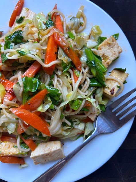 This tofu cabbage stir fry made me fall in love with cabbage. It's quick, easy, delicious, low WW points and ready in 10 minutes. Soy Sauce Stir Fry, Delicious Vegetarian Recipes, Give Me A Chance, Cabbage Stir Fry, Tofu Stir Fry, Stir Fry Dishes, Ww Points, Vegan Meal Plans, Spinach Pasta