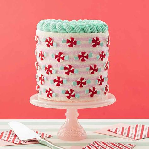 42 Cheerful Christmas Cake Ideas | Wilton's Baking Blog | Homemade Cake & Other Baking Recipes Peppermint Decorations, Christmas Cakes Ideas, Holiday Cake Recipes, Classy Christmas Party, Reindeer Cakes, Deer Cakes, Peppermint Cake, Christmas Cakes Easy, Christmas Themed Cake