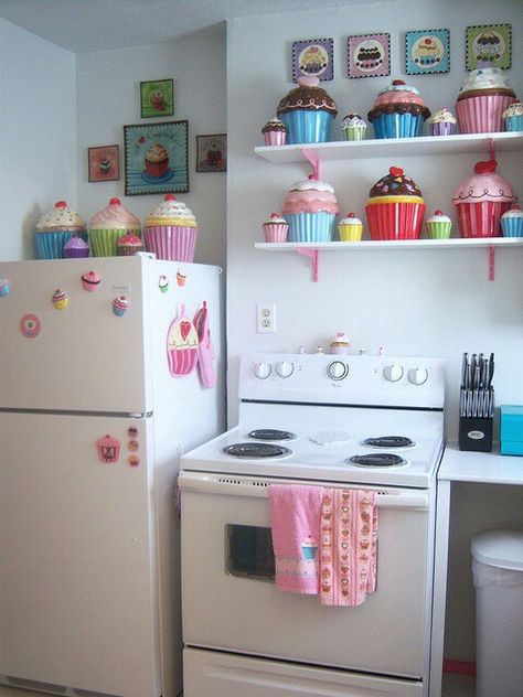 Bakery Vintage, Cupcake Kitchen Decor, Cocina Shabby Chic, Pastel Kitchen, Casa Vintage, Party Store, Miniature Rooms, Pink Kitchen, Cute Kitchen