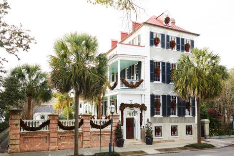 This Dreamy Single House Renovation Is All Dressed Up For The Holidays Charleston Single House, Charleston Christmas, Charleston House, Magnolia Garland, Single House, Classic Wreath, Charleston Homes, Christmas Window Decorations, Light Ideas