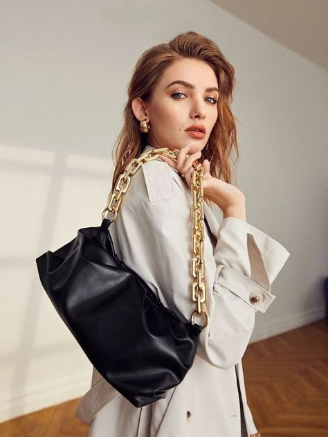 Shooting Bags, Ruched Bag, Minimalist Chain, Photography Bags, Street Style Bags, Fashion Model Poses, Stylish Backpacks, Baguette Bag, Urban Dresses