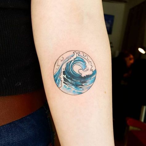 Wave Tattoo Wrist, Simple Wave Tattoo, Small Wave Tattoo, Wave Tattoo Design, Wave Tattoo, Wild Tattoo, Ocean Tattoos, Disney Tattoo, Tattoo Girls