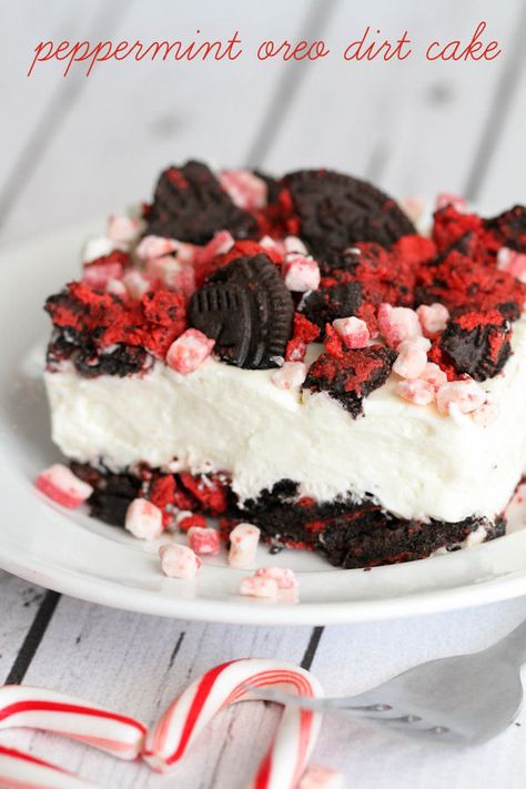 Peppermint Oreo Dirt Cake - the creamiest, coolest and most delicious holiday dessert. { lilluna.com } Christmas Dirt Cake, Quick Holiday Treats, Peppermint Cheesecake Bars, Oreo Dirt Cake, Dirt Cake Recipes, Oreo Dirt, Peppermint Recipes, Delicious Holiday Desserts, Holidays Recipes