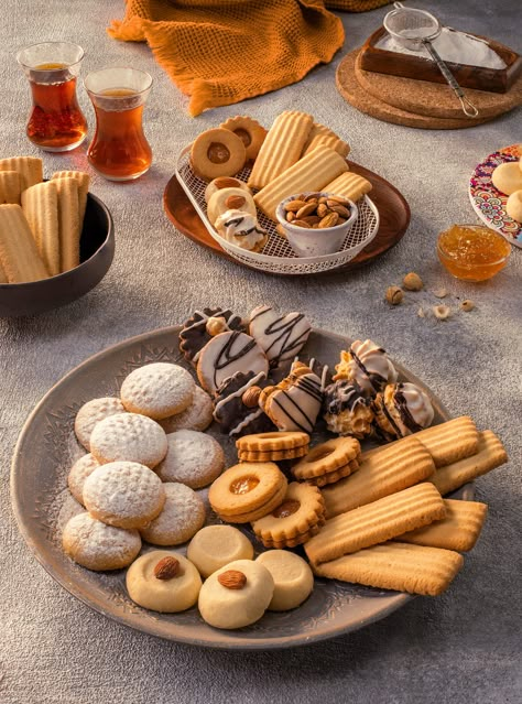 Alfa Market - EID 2021 on Behance Guest Food Ideas, Egyptian Desserts, Christmas Food Photography, Sweets Photography, Eid Sweets, Eid Boxes, Ramadan Desserts, Arabic Desserts, Eid Food