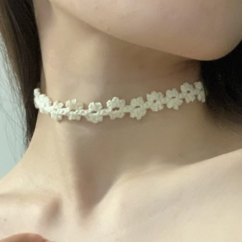 Cute Crochet Jewelry, Crochet Flower Choker Free Pattern, Choker Necklace Crochet, Crochet Choker Necklace Free Pattern, Necklace Crochet Pattern Free, Micro Crochet Necklace, Crochet Flowers Top, Crochet Flower Choker, Crochet Choker Free Pattern