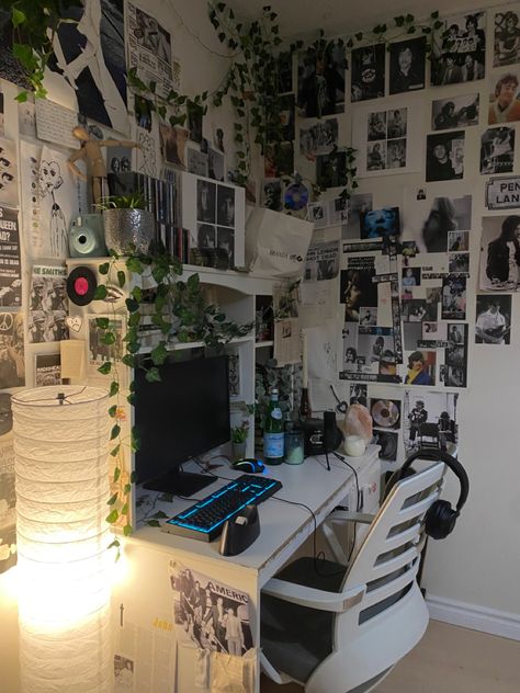 Grunge Desk, Grunge Office, Grunge Room Ideas, Models Without Makeup, Photos Of Models, Dream Bedroom Inspiration, Chill Room, Room Redesign, Grunge Room