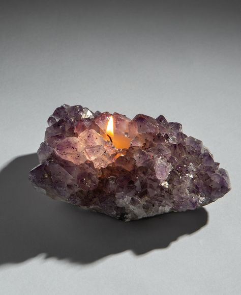 Crystal Alter, Candle Alter, Amethyst Candle, Spiritual Style, Diy Candles Homemade, Creative Candles, Tea Light Candle Holder, Calming Atmosphere, Candle Aesthetic