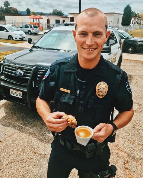 The Protein Donut on Instagram: “Police & protein donuts?!👮🏼‍♂️👮🏾‍♀�️ How come no one came up with this earlier? Definitely want to keep our fellow officers fueled &…” Eating Donut Pose, Low Calorie Donuts, High Protein Donuts, Cake Donuts Baked, Cinnamon Toast Recipe, Protein Donuts Recipe, Healthy Donuts Recipe, Low Carb Donut, Chocolate Calories