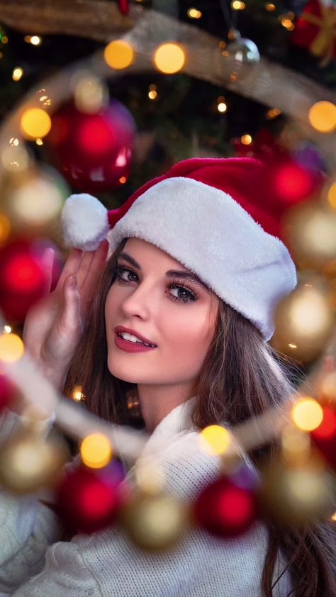 Christmas Posing Ideas, Christmas Photoshoot Studio Ideas, Christmas Pose Ideas, Photoshoot Christmas Ideas, Christmas Model Photoshoot, Cute Christmas Photo Ideas, Christmas Portrait Photography, Photography Poses Christmas, Christmas Portrait Ideas