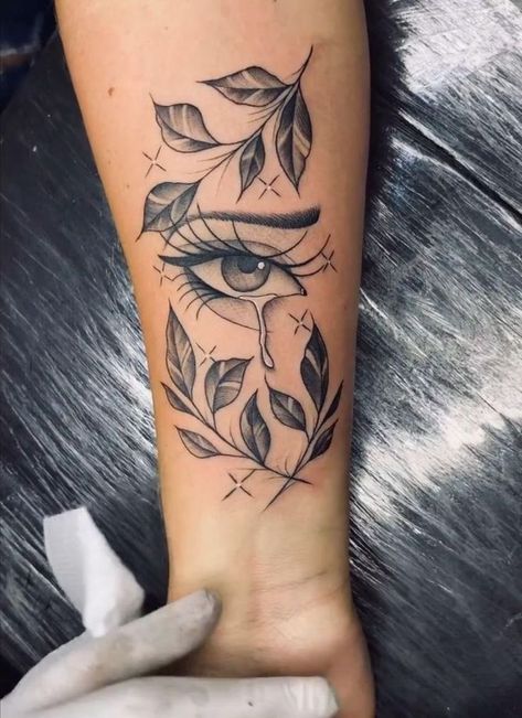 Eye With Flowers Tattoo, Eye Tattoo Ideas Women, Tato Realis, Unique Hand Tattoos, Compass Rose Tattoo, Empowering Tattoos, Men's Small Tattoo, Mommy Tattoos, Leo Tattoos