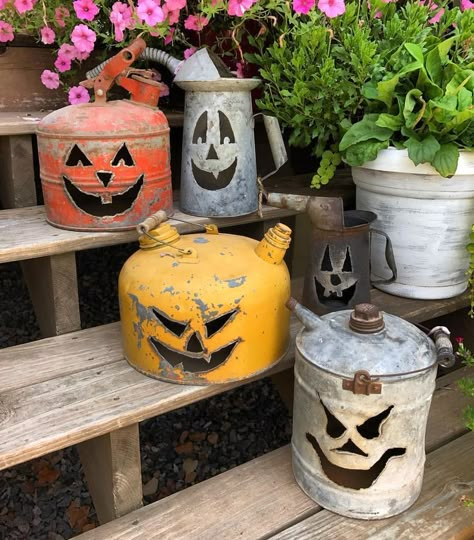 Pumpkin gas cans. halloween decoration. how to use gas cans during halloween. Porta Halloween, Halloween Decor Diy, Hallowen Ideas, Porch Pumpkins, Farmhouse Halloween, Diy Halloween Decor, Adornos Halloween, Halloween Tattoo, Diy Halloween Projects