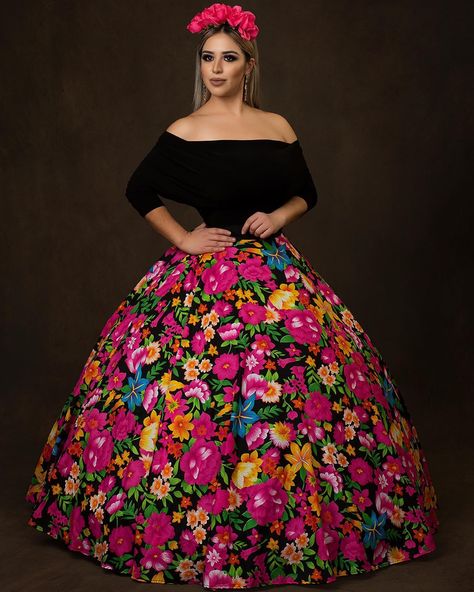 #mexicanoufit  #mexicanmodel #cocothemeparty #5demayo 5 De Mayo Outfit Ideas, Mexican Traditional Clothing, Outfit Ideas Men, Mexican Models, Mexican Dress, 5 De Mayo, Black Jeans Outfit, Mexican Dresses, Sweet 16 Dresses