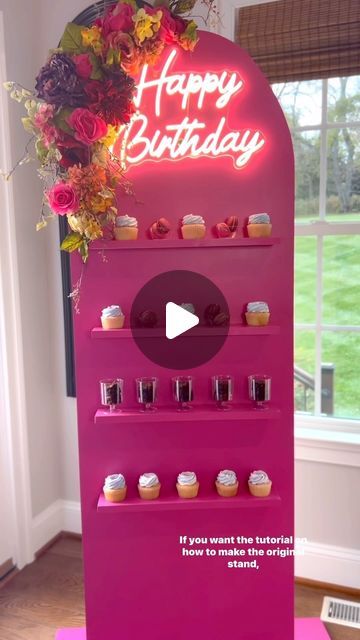 Diy Dessert Stand Display, Cupcake Display Ideas Diy, Diy Candy Wall, Diy Candy Dispenser, Make A Cupcake Stand, Diy Dessert Stand, Highlights Diy, Diy Party Props, Cupcake Wall