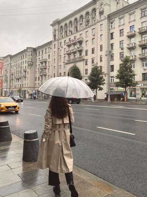 Raincoat Outfit Aesthetic, Rain Outfit Aesthetic, Raining Day Outfit, Cozy Rainy Day Outfit, Girl In Rain, Rain And Coffee, Umbrella Photography, French Girl Aesthetic, Rain Outfit