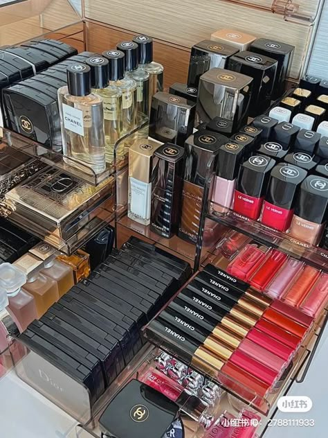 Aesthetic Vanity, Koleksi Makeup, Koleksi Parfum, 2023 Makeup, Makeup Collection Goals, My Vanity, Alat Makeup, Expensive Makeup, Makeup Drawer Organization