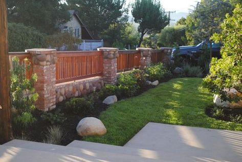 Front Yard Fence Ideas, Yard Fence Ideas, Wood Fence Design, Modern Front Yard, Yard Fence, Concrete Fence, Brick Fence, Fence Styles, Front Yard Fence