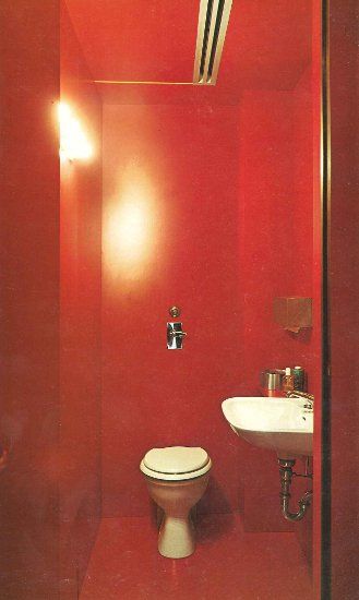 Interiors for Today by Franco Magnani Funky Bathroom Ideas, Book Scavenger, Red Toilet, Interior Design Toilet, 1970s Bathroom, 70s Bathroom, Funky Bathroom, 80s Interior Design, Red Ceiling