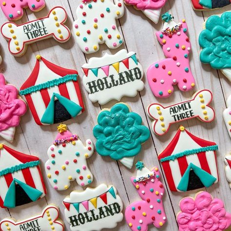 The Sugar Cookie Queen’s Instagram photo: “I absolutely adore this circus set! 😍” Candy Cookies Decorated, Circus Animal Cookies, Cotton Candy Cookies, Pink Circus, Circus Cookies, Circus Animal Cookie, Pink Cookies, Circus Birthday Party, Circus Animals