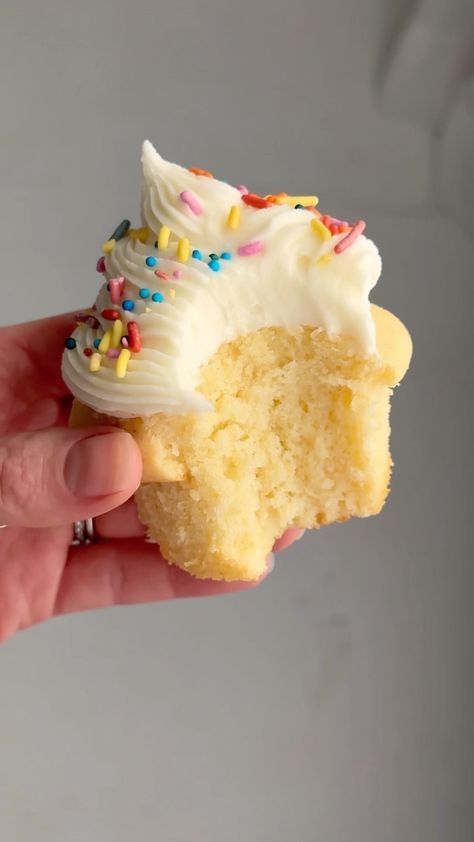 Sarah Fennel | Broma Bakery on Instagram: “how to make the perfect vanilla cupcakes ❤️” Broma Bakery Vanilla Cupcakes, Broma Bakery Cupcakes, Sarah Fennel, Whole Food Desserts, Vanilla Muffins, Broma Bakery, Derby Ideas, Air Fryer Cooking Times, Tasty Baking