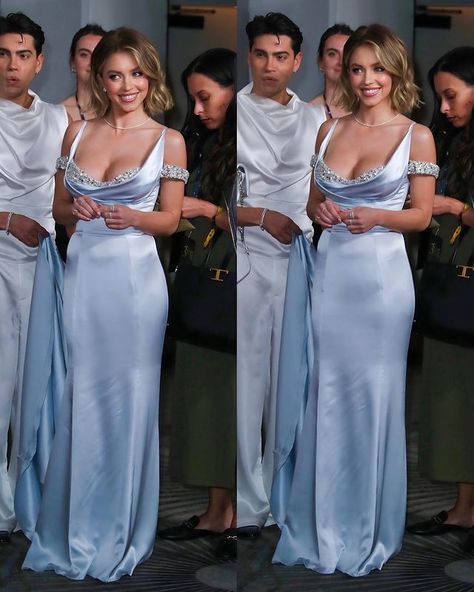 Sydney Sweeney Blue Dress, Sydney Sweeney Euphoria Outfits, Sydney Sweeney Body Type, Sydney Sweeney Dress, Sydney Sweeney Red Carpet, Sydney Sweeney Outfits, Scarlett Aesthetic, Sydney Sweeney, Savage X Fenty