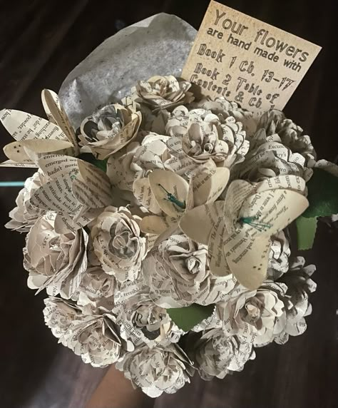 Book Pages Flower Bouquet, Book Page Roses Bouquet, Book Paper Flowers Bouquet, Book Valentines Gift, Things To Make With Old Books, Book Rose Bouquet, Book Paper Bouquet, Flowers Made Of Book Pages, Book Wedding Bouquet