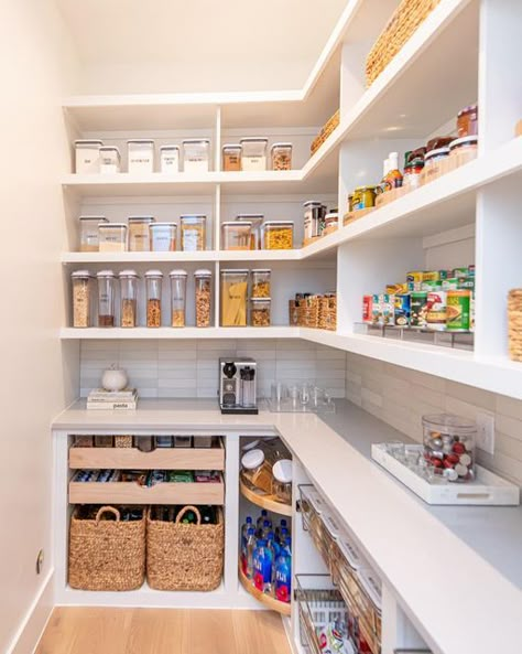 Pantry Zones, Small Walk In Pantry, Walk In Pantry Ideas, Food Storage Rooms, Pantry Closet Design, Pantry Layout, Dream Pantry, Kitchen And Pantry, Pantry Organisation