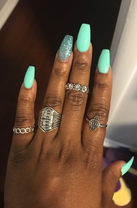 Mint Green Nails Ideas, Light Green Nails Designs Mint, Mint Green Sns Nails, Mint Green And Blue Nails, Mint Green And Pink Nails, Mint Nail Ideas, White And Mint Green Nails, Mint Blue Nails, Sea Green Nails