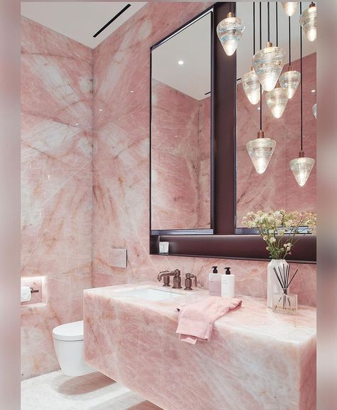 Fernanda Dovigi (@fmddesign) • Instagram photos and videos Pink Onyx Bathroom, Pink Marble Bathroom, Pink And Grey Kitchen, Modern Pink Bathroom, Pink Interiors, Western Cottage, Bathroom Retro, Pretty Bathroom, Glam Studio