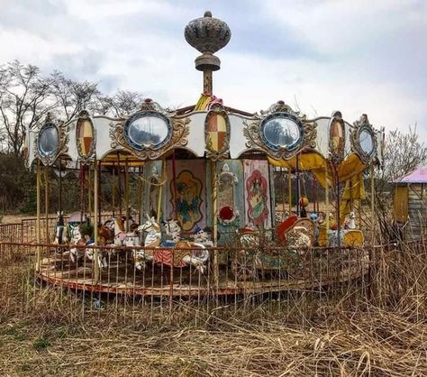 Beautiful Oblivion, Haunted Carnival, October Country, Abandoned Amusement Parks, Photography Color, Phineas And Ferb, Pinturas Disney, Chernobyl, Matte Painting