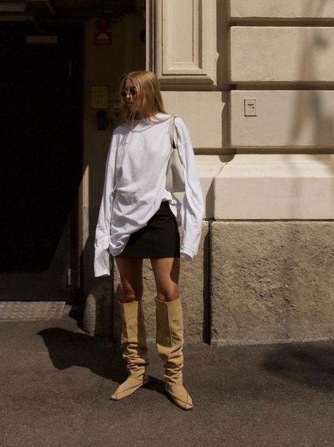 bege leather boots 90s Chola Fashion, Statement Boots, Outfit Minimal, Beige Outfit, Fashion Trends Winter, Womenswear Fashion, Fashion Aesthetics, Influencers Fashion, Minimal Style