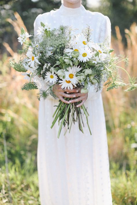 Wedding Bouquet Queen Annes Lace, White Wild Flowers Bouquet, White Wildflower Bouquet Wedding, White Wildflowers Wedding, Meadow Wedding Bouquet, Wedding Shades Of Green, Simple Bouquet Wedding, Simple Wildflower Bouquet, White Wildflower Bouquet