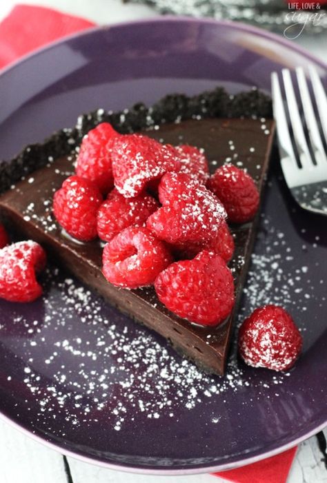 Nutella Raspberry Tart - smooth Nutella filling that is to die for, topped with sugar coated raspberries! No bake and to die for! Nutella Tart, Raspberry Tart Recipe, Nutella Raspberry, Bbq Dessert, Nutella Filling, Chocolate And Raspberry Tart, Graduation Desserts, Raspberry Tart, Nutella Desserts