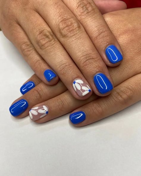 25 beautiful blue and white nails - Just another WordPress site Natural Nails Blue Designs, Nail Art For Super Short Nails, Short Nail Blue Designs, Blue Nails With One Accent Nail, Royal Blue Nails Flowers, Blue Nail Flower Designs, Gel Nails Ideas Short Blue, Blue And White Dip Nails, Fun Nails Blue