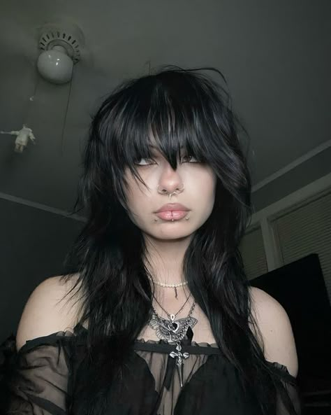 Discover the Latest Goth Haircut Trends for a Bold 2024 Look Alt Hairstyles, Emo Haircuts, Short Fluffy Hair, Hairstyles Reference, Alt Hair, Gothic Hairstyles, Gothic Ideas, Goth Hair, Haircut Inspo