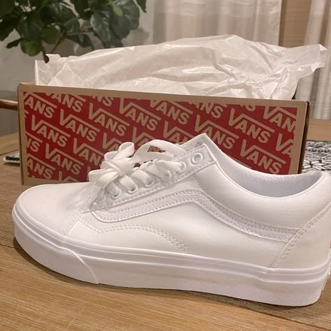 Vans old skool classic White College Dress Code, Vans White Sneakers, Vans All White, White Old School Vans, White Vans Outfit, White Old Skool Vans, Vans Shoes Old Skool, Vans Old Skool White, All White Vans