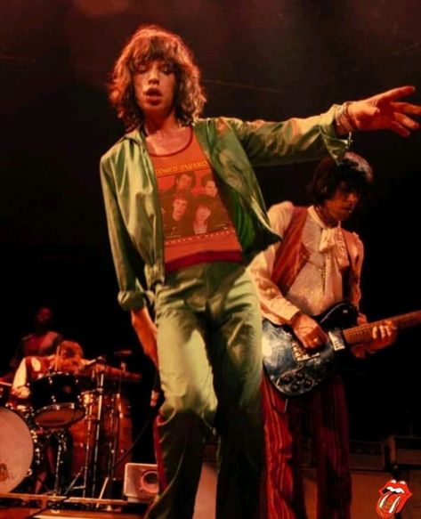 Mick Jagger Quotes, Rolling Stones Outfit, Mick Jagger Style, Glimmer Twins, 70s Mens Fashion, Mick Jagger Rolling Stones, Rolling Stones Logo, 60s Rock, Outfits 70s