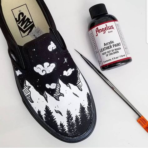 Painted Black Vans, Shoe Painting Ideas Vans, Painted Vans Slip On, Van Drawing, Vans Slip On Black, Painted Vans, Shoes Drawing, Leather Paint, Black Vans