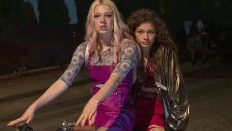 6 Rue & Jules Costumes For Halloween 2019 That Are Perfect For Besties Zendaya Barbie, Rue And Jules, 3 People Costumes, Euphoria Clothing, Joel Mchale, Euphoria Fashion, Barbie Ferreira, Cher Horowitz, Elisabeth Moss